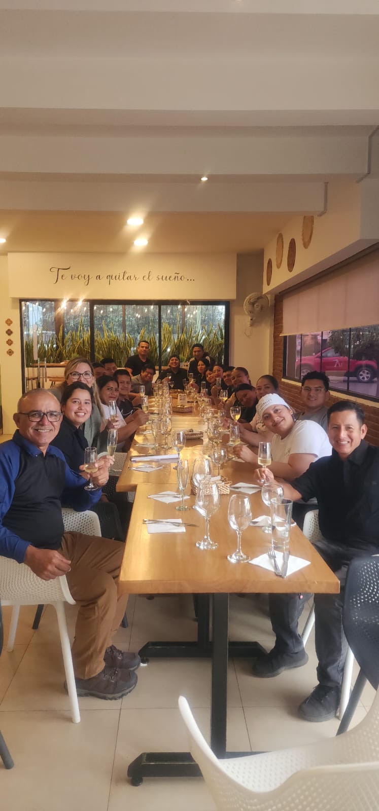 Mesa larga compartida con el equipo de Charlie's