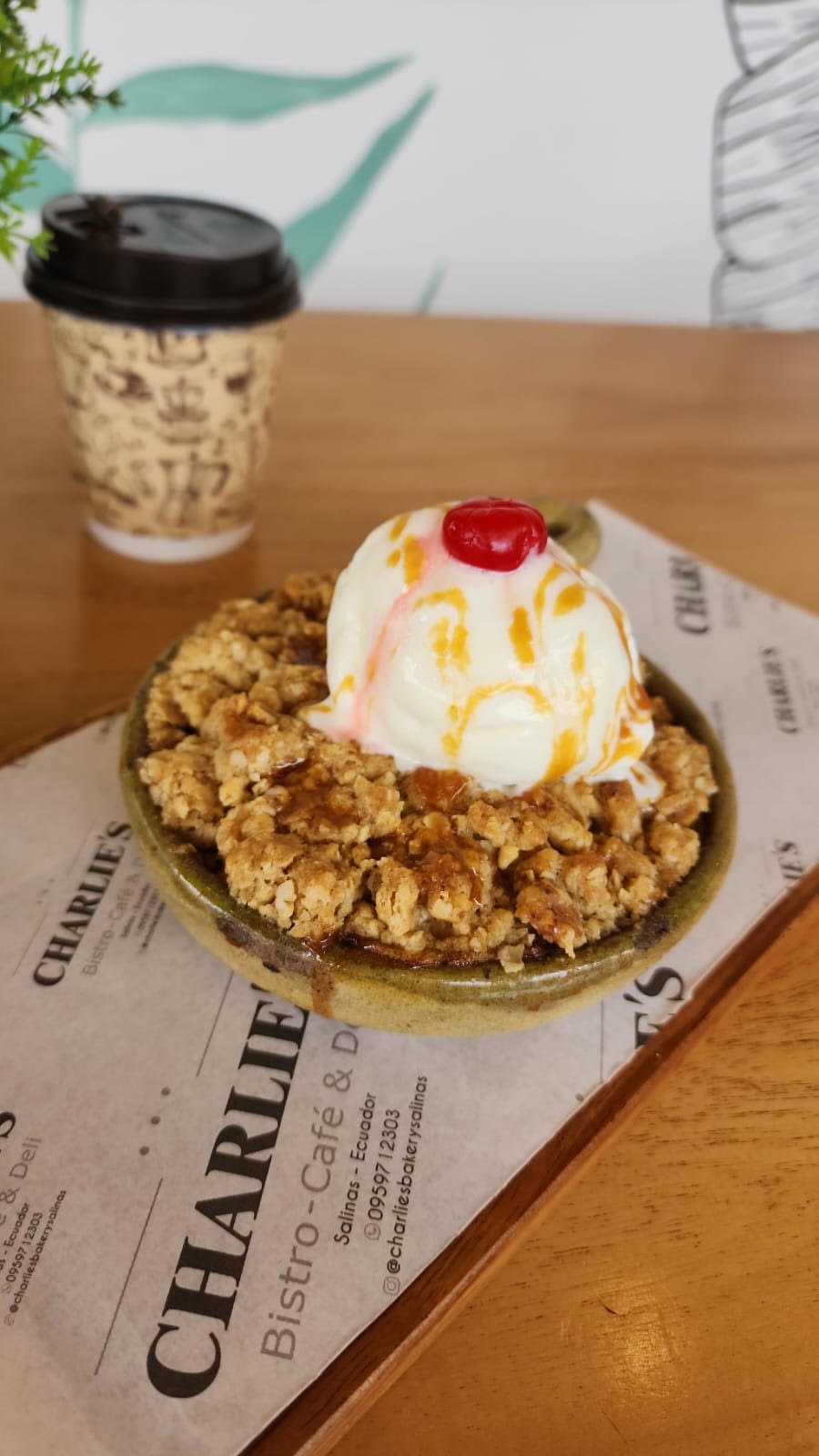 Postre artesanal de Charlie's servido con helado