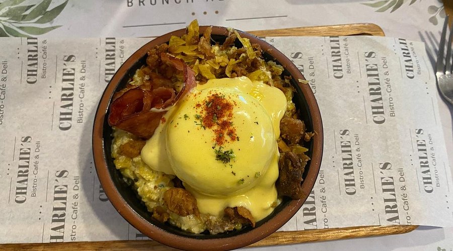 Tigrillo de Charlie's con huevo pochado y salsa holandesa