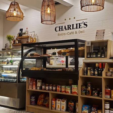Interior de Charlie's Salinas